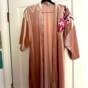 Charlotte Russe med dusty pink velour kimono